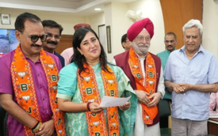 नामांकन के बाद बोलीं बांसुरी स्वराज, 'पीएम मोदी की गारंटी को दिल्ली के जन-जन तक पहुंचाने के लिए प्रतिबद्ध हूं'