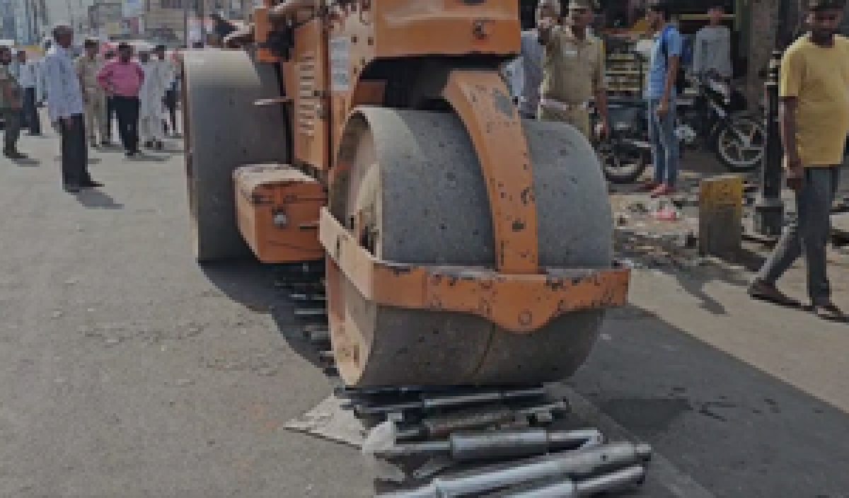 हापुड़ में पुलिस ने बुलेट के मॉडिफाइड साइलेंसरों पर चलवाया बुलडोजर