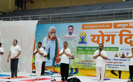 नोएडा स्टेडियम में हुआ अंतरराष्ट्रीय योग दिवस का आयोजन; सांसद, प्रभारी मंत्री रहे मौजूद