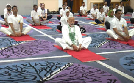 पीएम मोदी ने श्रीनगर में हजारों लोगों के साथ किया योग