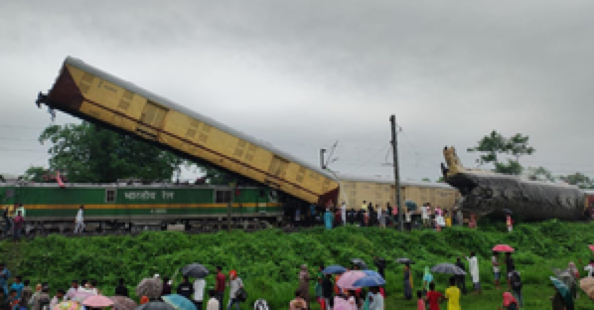 बंगाल में कंचनजंगा एक्सप्रेस और मालगाड़ी की टक्कर