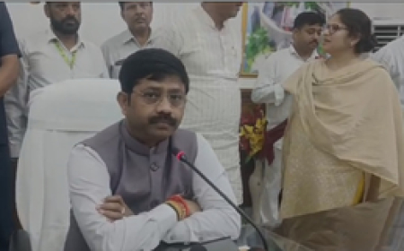 लखनऊ : मंत्री नंद गोपाल गुप्ता ने की समीक्षा बैठक, अधिकारियों को दिए निर्देश