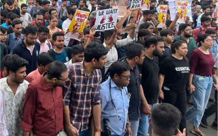 आरजी कर बलात्कार-हत्या मामले में न्याय की मांग को लेकर कोलकाता में जूनियर डॉक्टरों का प्रदर्शन जारी