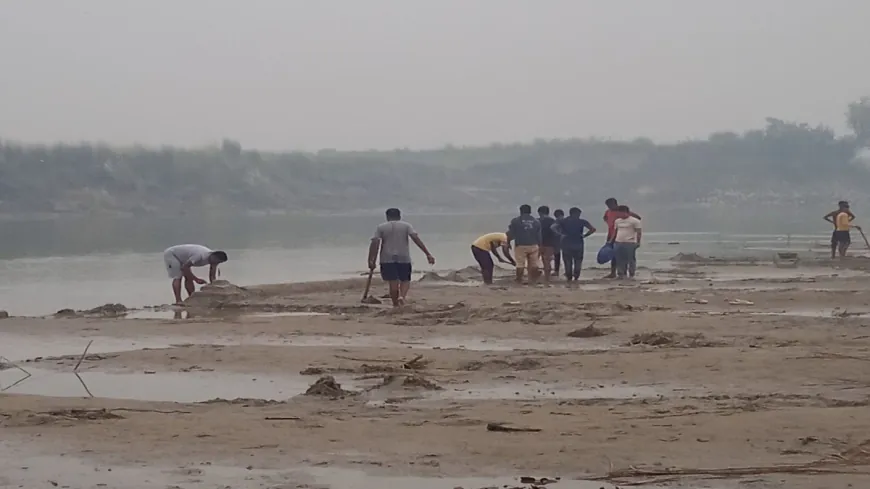 Gorakhpur में Chhath Ghat पर बेदी बनाने को लेकर बवाल, MP Ravi Kishan ने यात्रियों से पूछा- “कइसन बा व्यवस्था?”