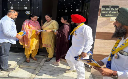 APP Women Wing अध्यक्ष Dr. Amandeep Kaur Arora ने Harmeet Sandhu के समर्थन में किया Door-to-Door Campaign