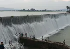 लतीफ शाह बांध पर खतरा साफ,  डेंजर जोन में बेखौफ सैलानी—क्या हादसे का है इंतजार