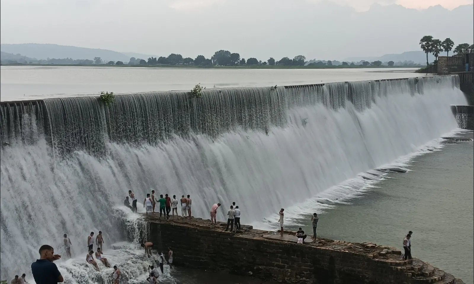लतीफ शाह बांध पर खतरा साफ,  डेंजर जोन में बेखौफ सैलानी—क्या हादसे का है इंतजार