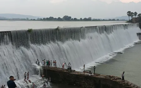 लतीफ शाह बांध पर खतरा साफ,  डेंजर जोन में बेखौफ सैलानी—क्या हादसे का है इंतजार